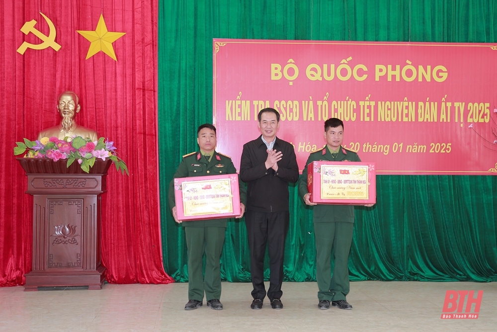 Đoàn công tác của Bộ Quốc phòng và tỉnh Thanh Hóa thăm, chúc Tết cán bộ, chiến sĩ Đảo Mê 