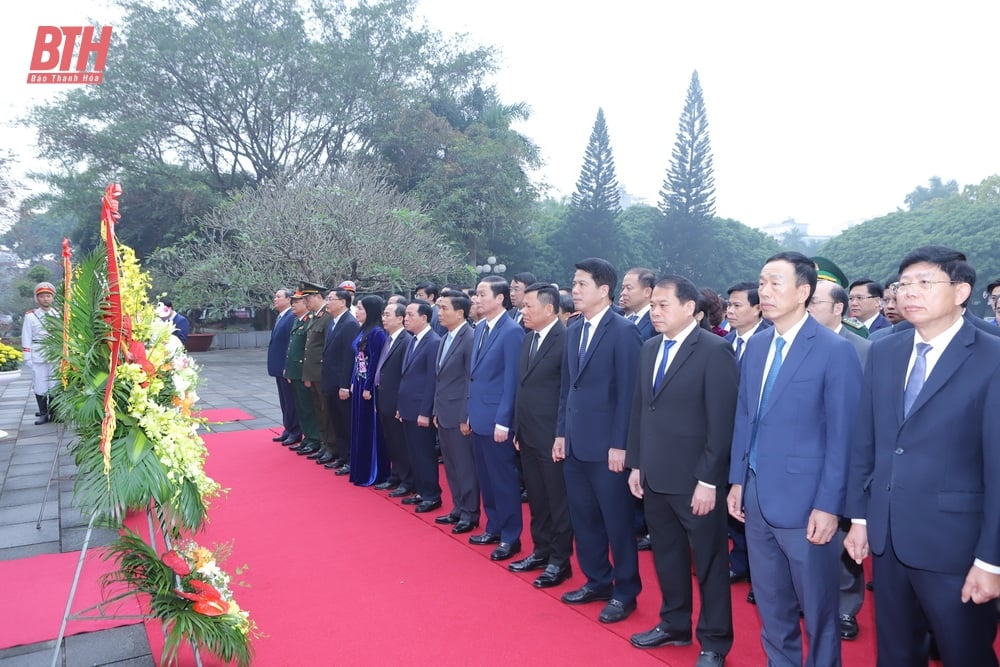 Đoàn đại biểu Tỉnh ủy, HĐND, UBND, Ủy ban MTTQ tỉnh dâng hoa, dâng hương nhân dịp Tết Nguyên đán Ất Tỵ 2025