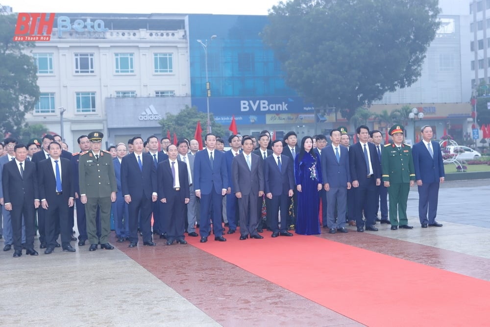 Đoàn đại biểu Tỉnh ủy, HĐND, UBND, Ủy ban MTTQ tỉnh dâng hoa, dâng hương nhân dịp Tết Nguyên đán Ất Tỵ 2025