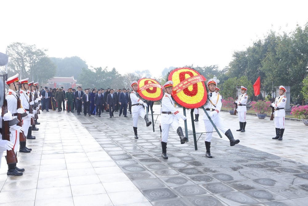 Đoàn đại biểu Tỉnh ủy, HĐND, UBND, Ủy ban MTTQ tỉnh dâng hoa, dâng hương nhân dịp Tết Nguyên đán Ất Tỵ 2025