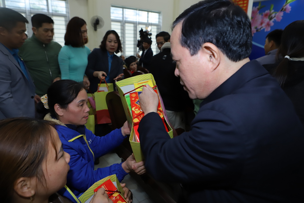 Thủ tướng Chính phủ Phạm Minh Chính tặng quà các gia đình chính sách, hộ nghèo, công nhân, người lao động có hoàn cảnh khó khăn nhân dịp Tết Nguyên đán Ất Tỵ 2025