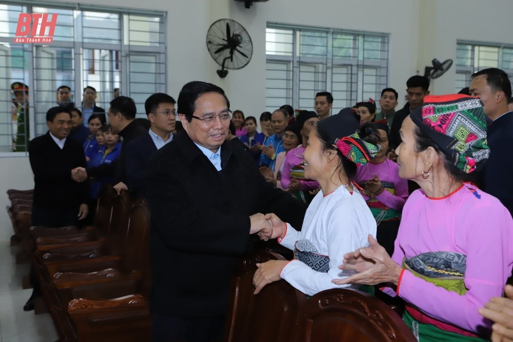 Thủ tướng Chính phủ Phạm Minh Chính tặng quà các gia đình chính sách, hộ nghèo, công nhân, người lao động có hoàn cảnh khó khăn nhân dịp Tết Nguyên đán Ất Tỵ 2025