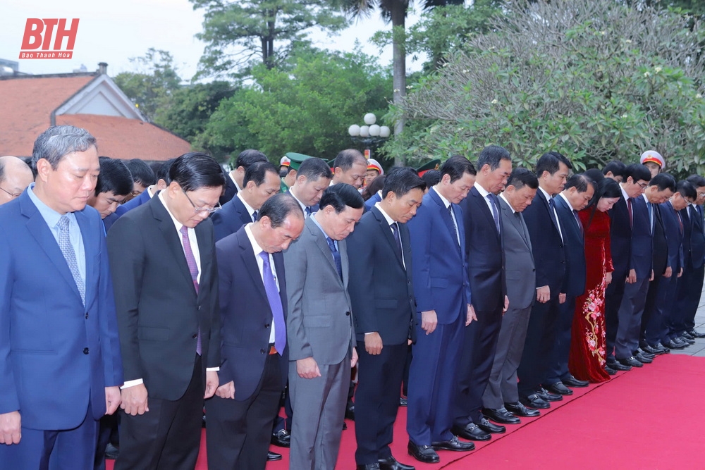 Đoàn đại biểu Đảng bộ tỉnh dâng hương kỷ niệm 95 năm Ngày thành lập Đảng Cộng sản Việt Nam tại Khu văn hóa tưởng niệm Chủ tịch Hồ Chí Minh