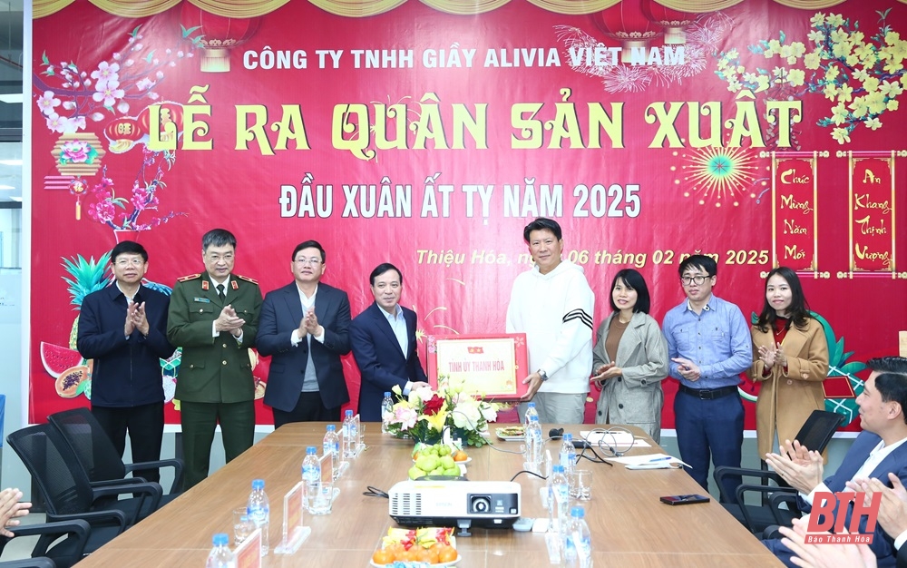 Phó Bí thư Thường trực Tỉnh uỷ Lại Thế Nguyên dự lễ ra quân sản xuất đầu năm tại Công ty TNHH Giầy Alivia Việt Nam