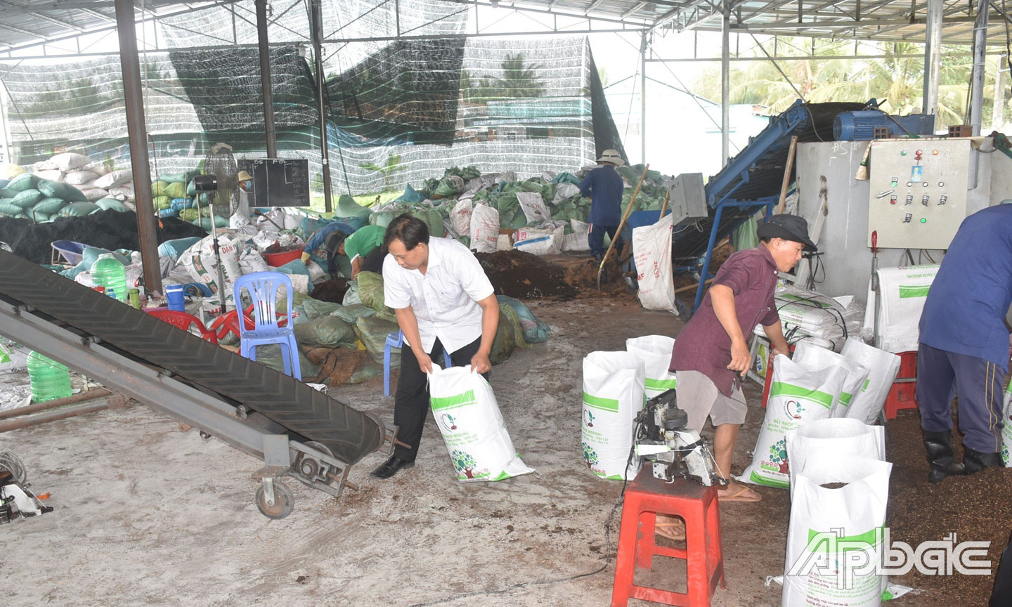 1. Công ty TNHH Phát triển trang trại sạch (xã Thân Cửu Nghĩa, huyện Châu Thành) là một trong những doanh nghiệp hiếm hoi nhận thức và phát triển sản xuất theo hướng KTTH tại Tiền Giang.