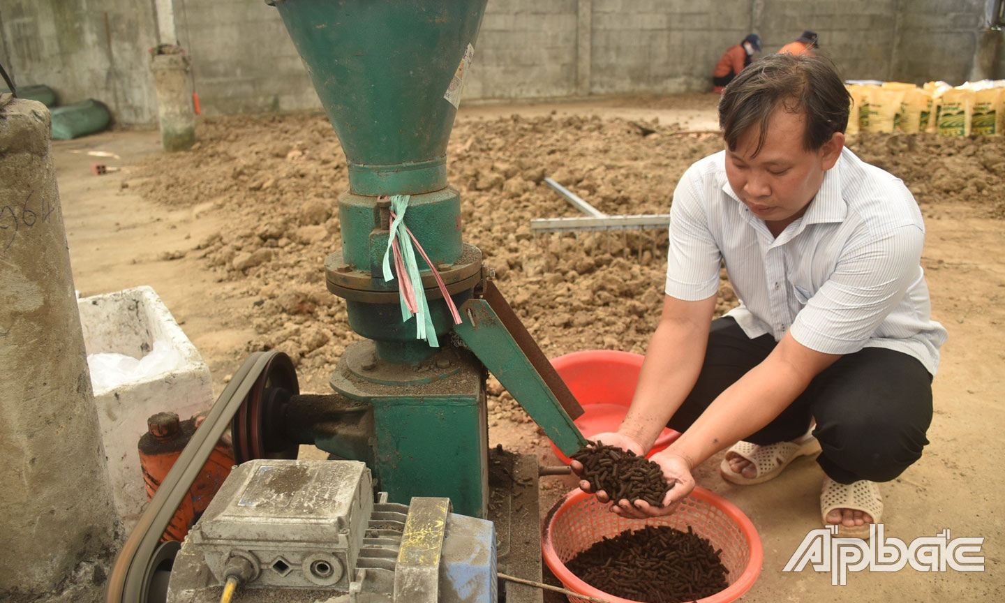 3. Đại diện Công ty TNHH Phát triển trang trại sạch Nguyễn Công Vinh, người với nhiều sáng kiến trong phát triển KTTH tại Tiền Giang.