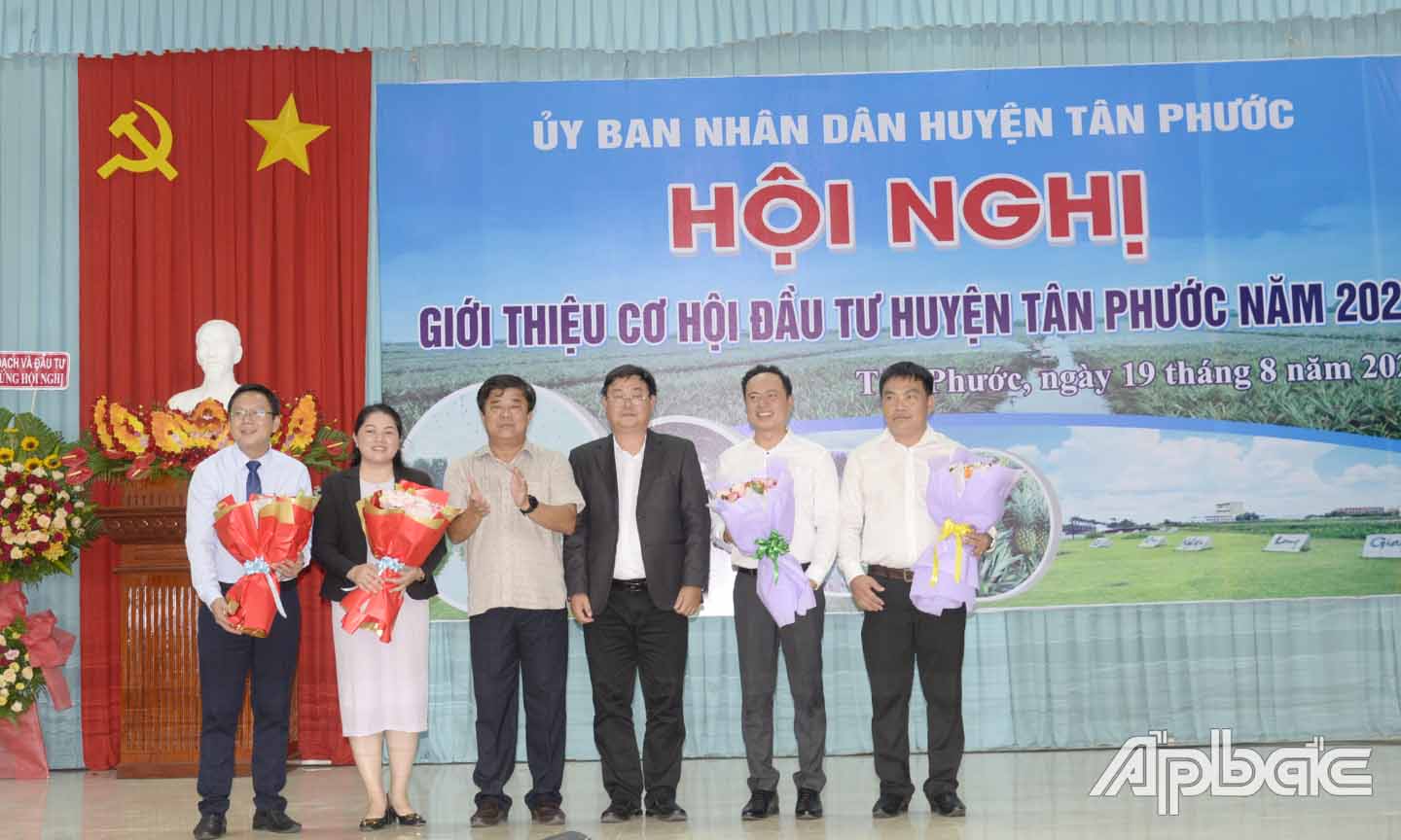 Lãnh đạo huyện Tân Phước tặng hoa cho các doanh nghiệp tiêu biểu trên địa bàn huyện.