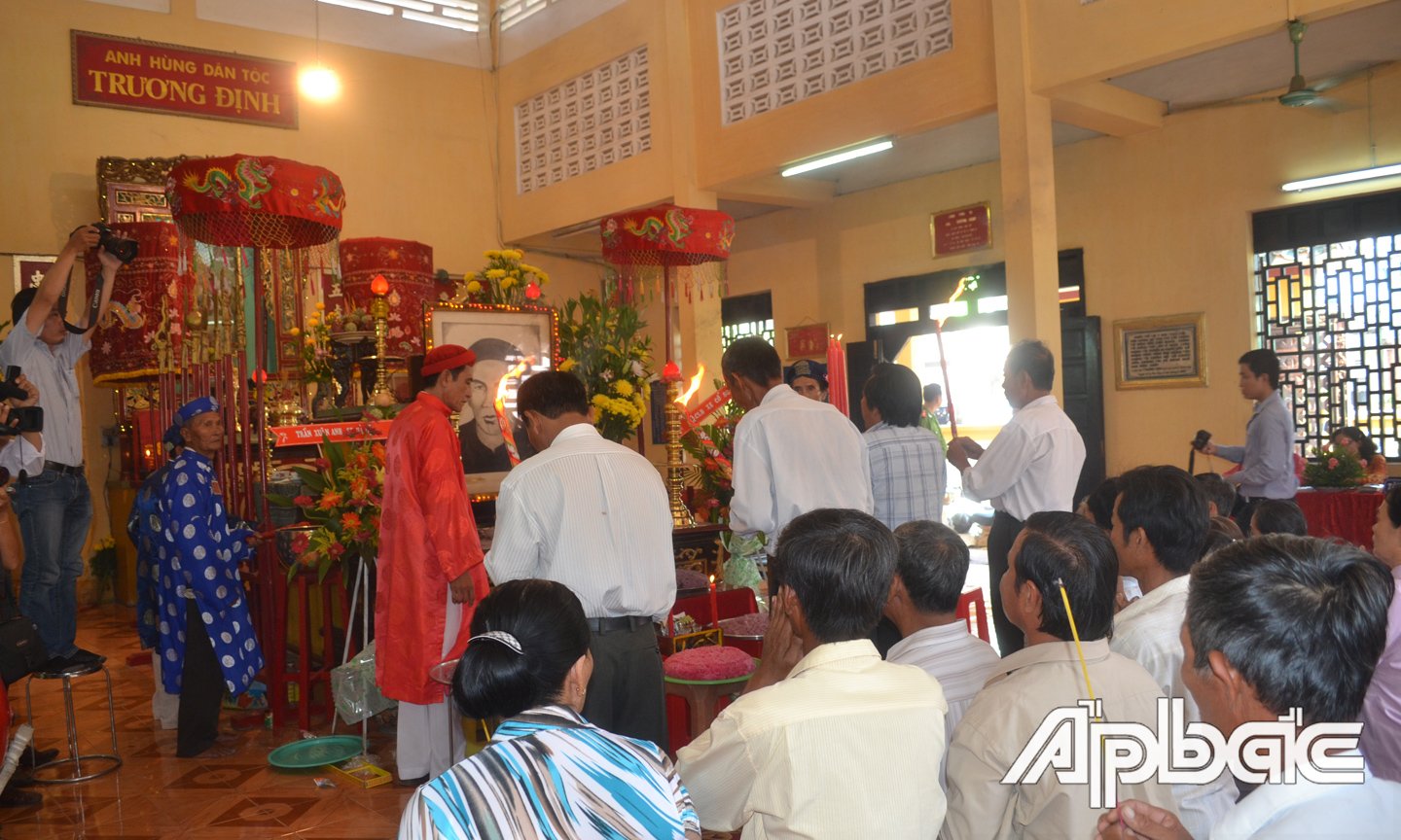 Đông đảo người dân đến thắp hương tại Đền thờ, lăng mộ AHDT Trương Định tại TX. Gò Công.