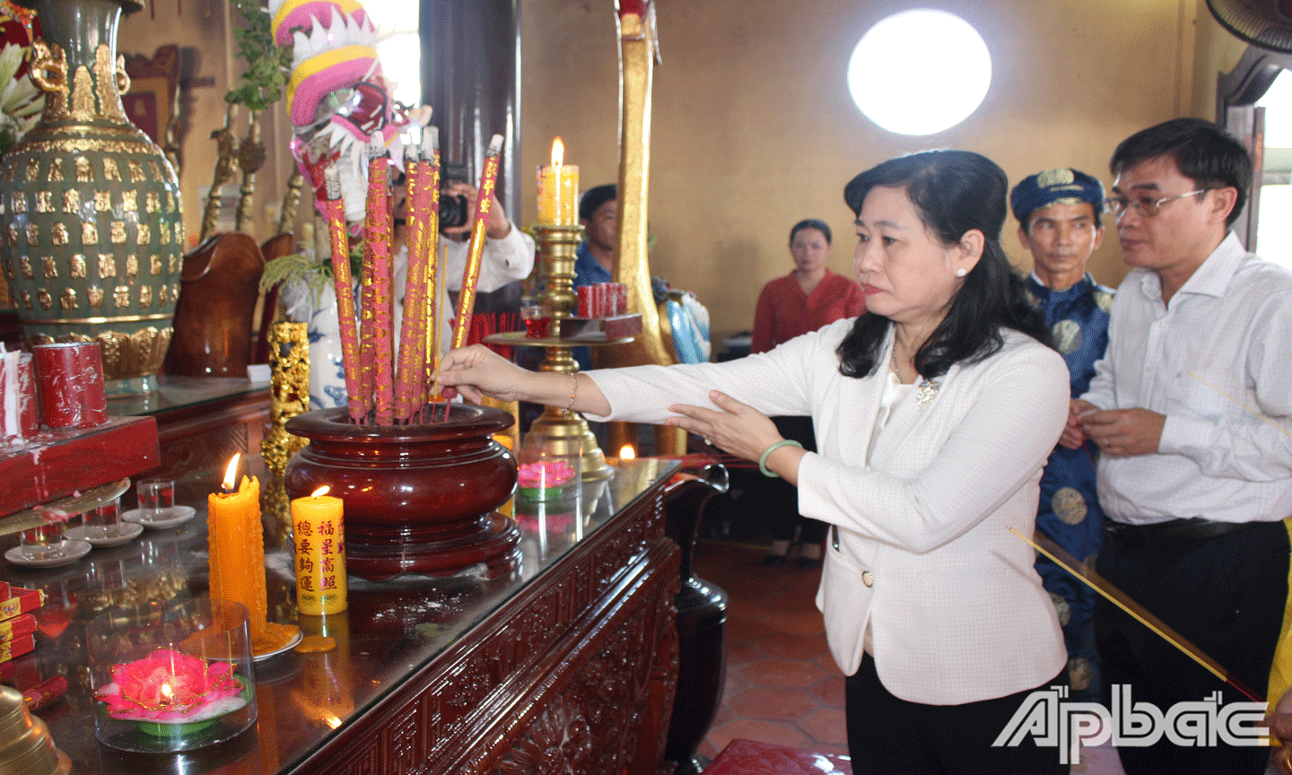 Đồng chí Châu Thị Mỹ Phương, Ủy viên Ban Thường vụ, Trưởng Ban Tuyên giáo Tỉnh ủy Tiền Giang thắp hương tưởng niệm tại Đền thờ Anh hùng dân tộc Trương Định xã Gia Thuận, huyện Gò Công Đông.