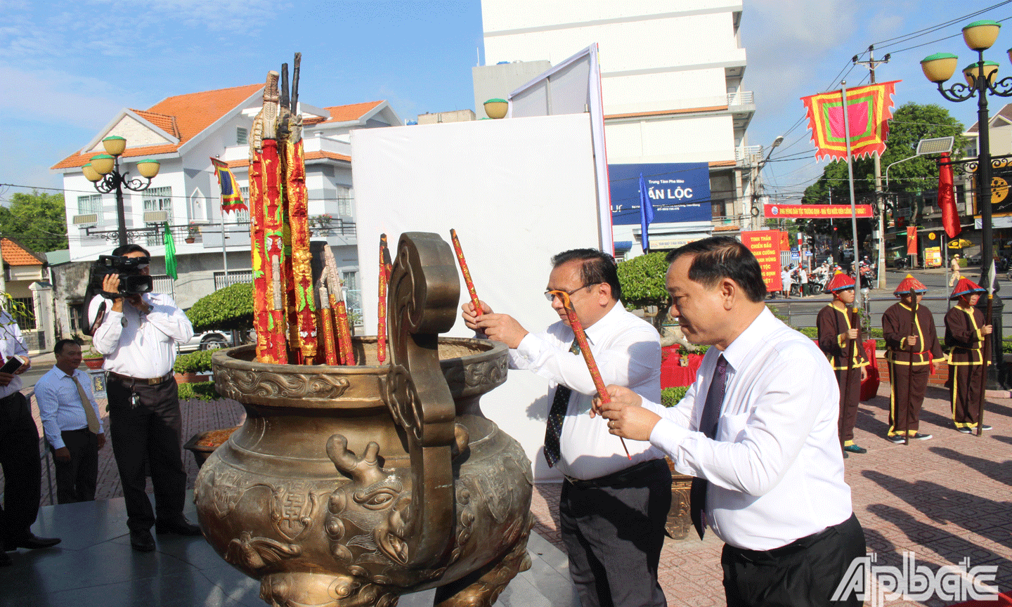 Đồng chí Võ Văn Bình và đồng chí Nguyễn Văn Vĩnh dâng hương tưởng niệm tại tượng đài Anh hùng dân tộc Trương Định, TX. Gò Công.