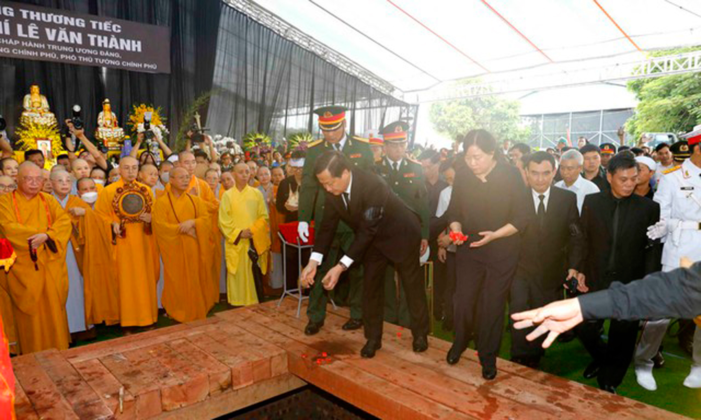 Tiễn biệt đồng chí Lê Văn Thành. Ảnh VGP