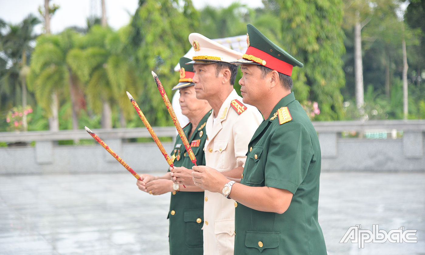 Lực lượng vũ trang tỉnh thắp hương tại Đài tưởng niệm Nghĩa trang Liệt sĩ tỉnh.