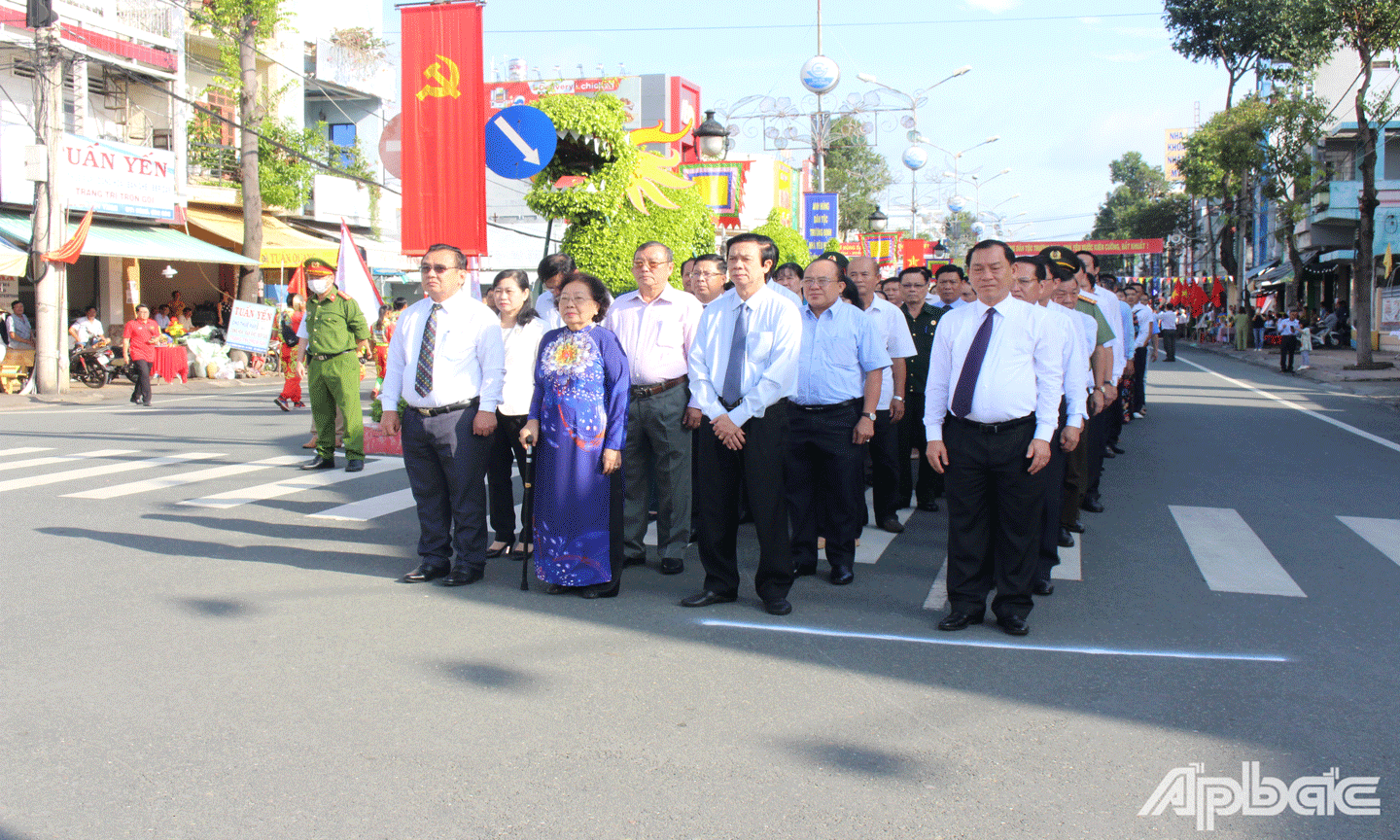 Đoàn lãnh đạo tỉnh dâng chuẩn bị vào tượng đài Anh hùng dân tộc Trương Định, TX. Gò Công. 