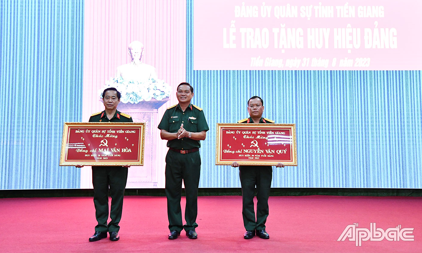 Đại tá Phạm Văn Thanh tặng quà của Đảng ủy Quân sự tỉnh cho Đại tá Mai Văn Hòa và Đại tá Nguyễn Văn Quý