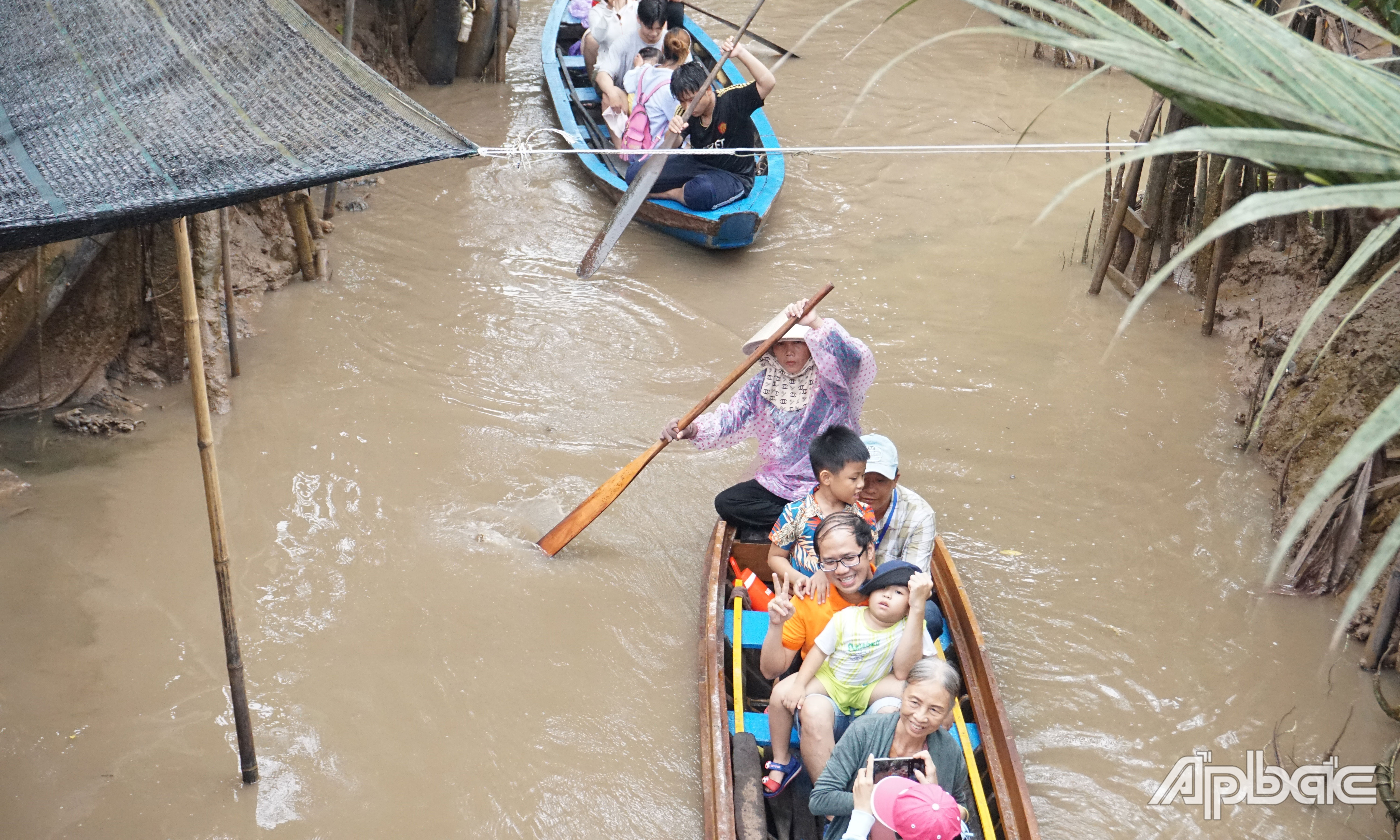 Du khách trải nghiệm tham quan bằng đò chèo trên cù lao Thới Sơn.