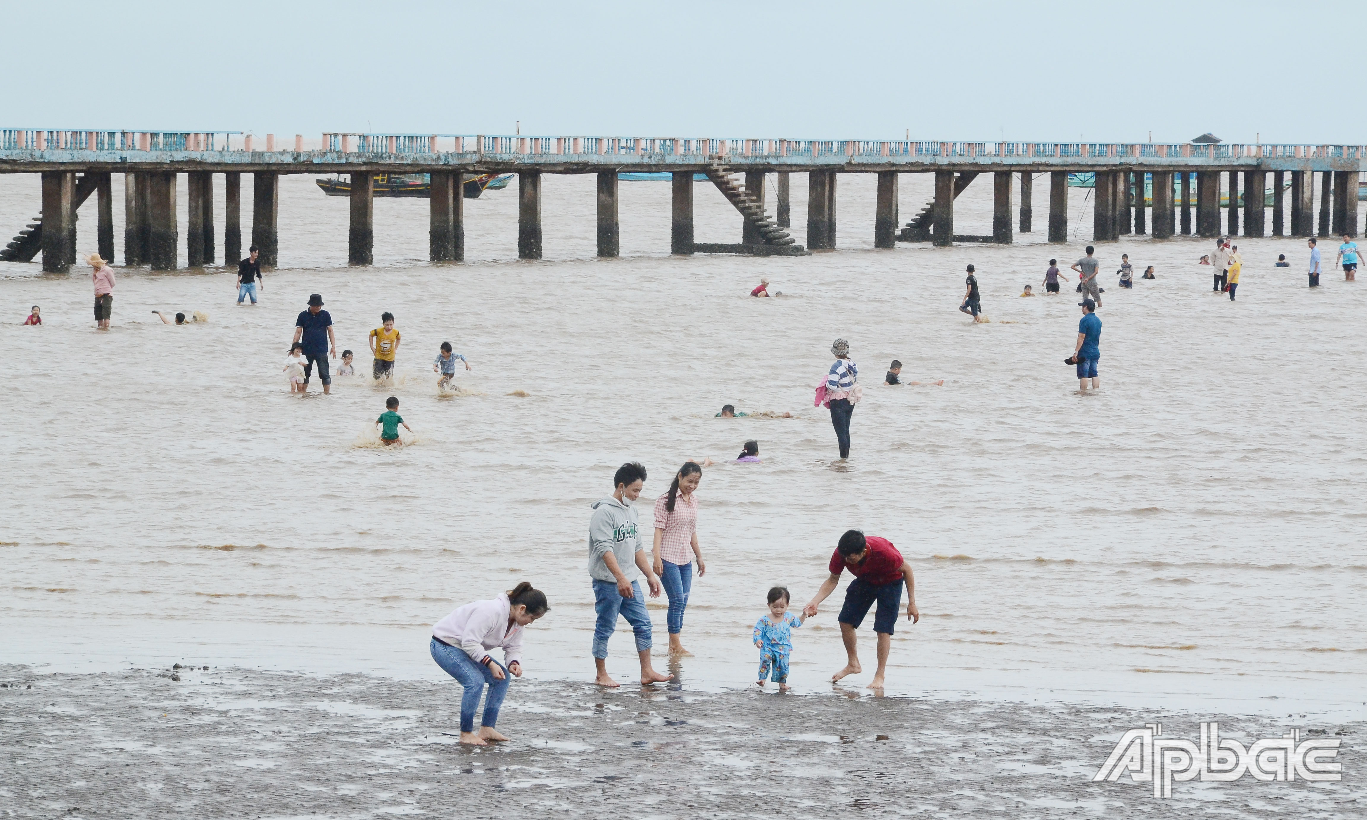 Du khách trải nghiệm du lịch biển Tân Thành.