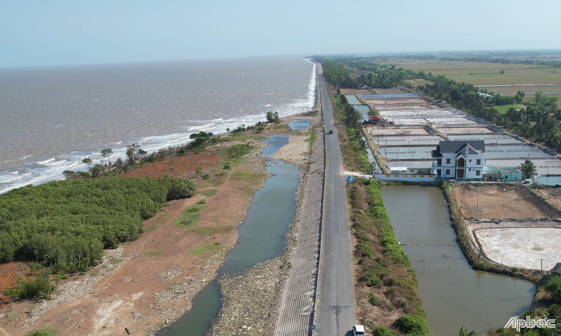 Đê biển Gò Công còn khoảng 7km cần được đầu tư kè giảm sóng.