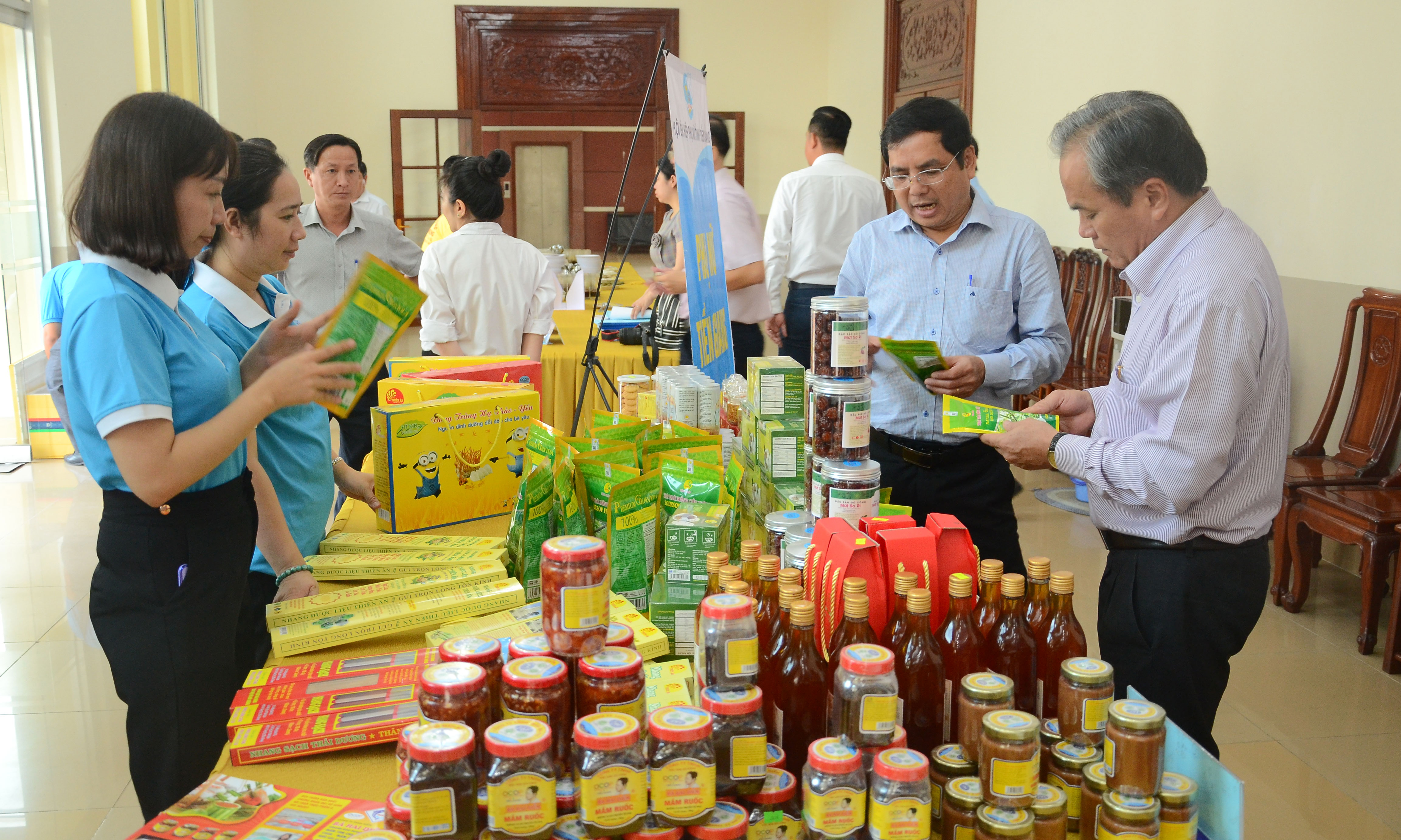 Tham quan khu trưng bày các sản khởi nghiệp của Tiền Giang.