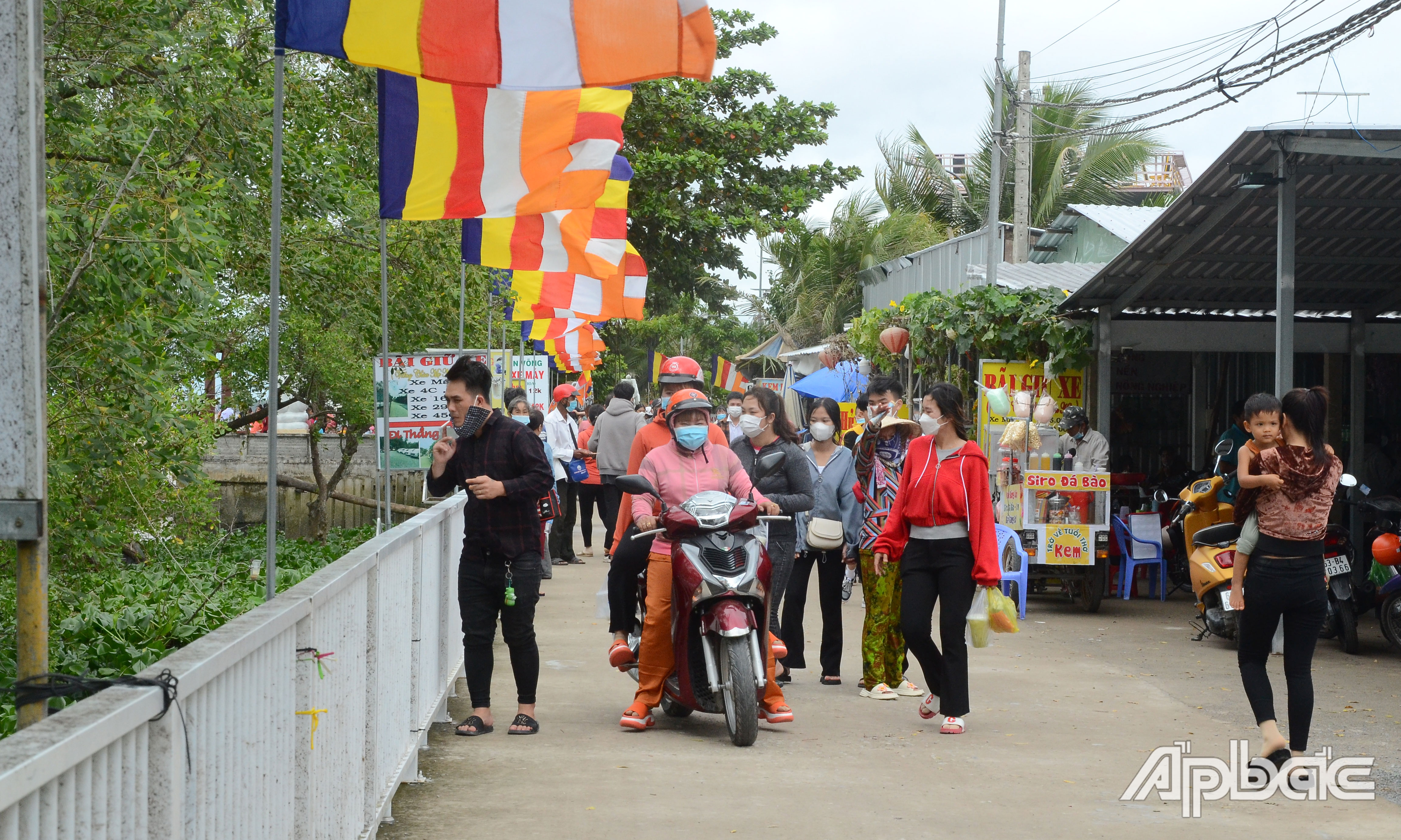 Du khách tham quan, hành hương tại Niệm phật đường Liên Hoa.