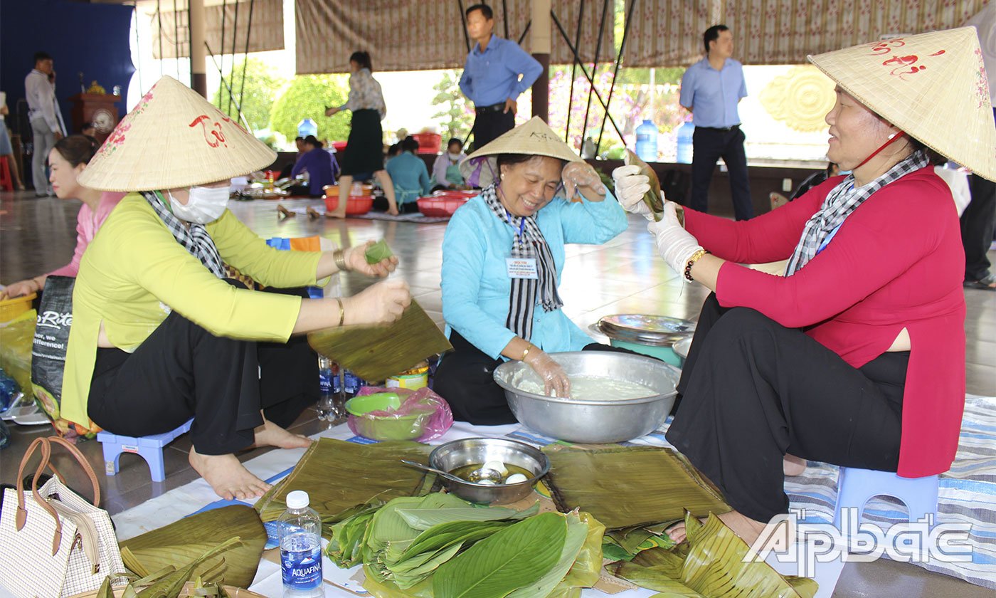 Tỉ mỉ gói từng chiếc bánh. 