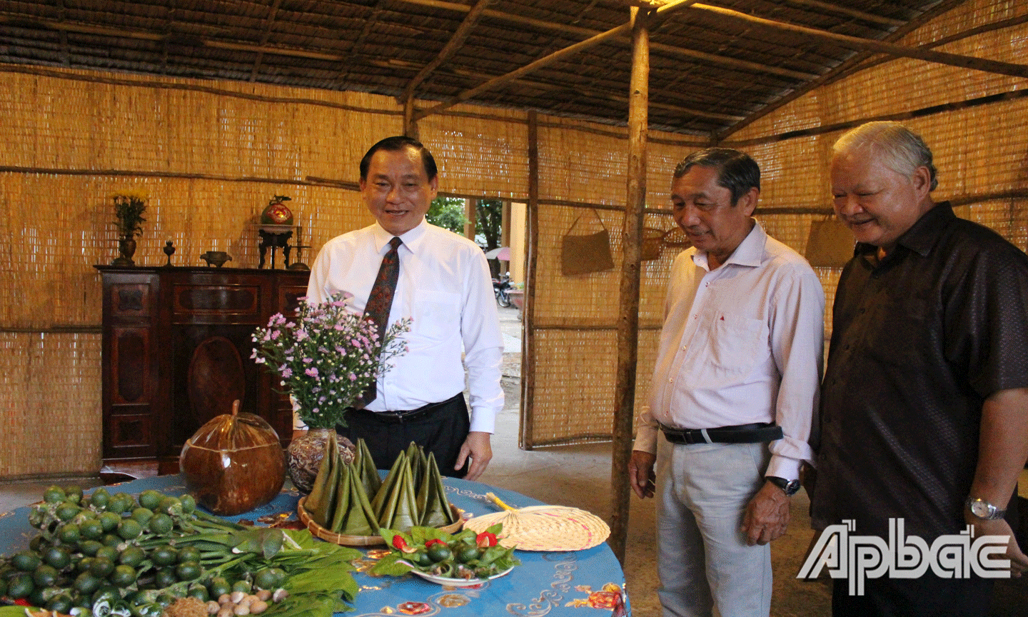 Lãnh đạo tỉnh tham quan khu trưng bày. 