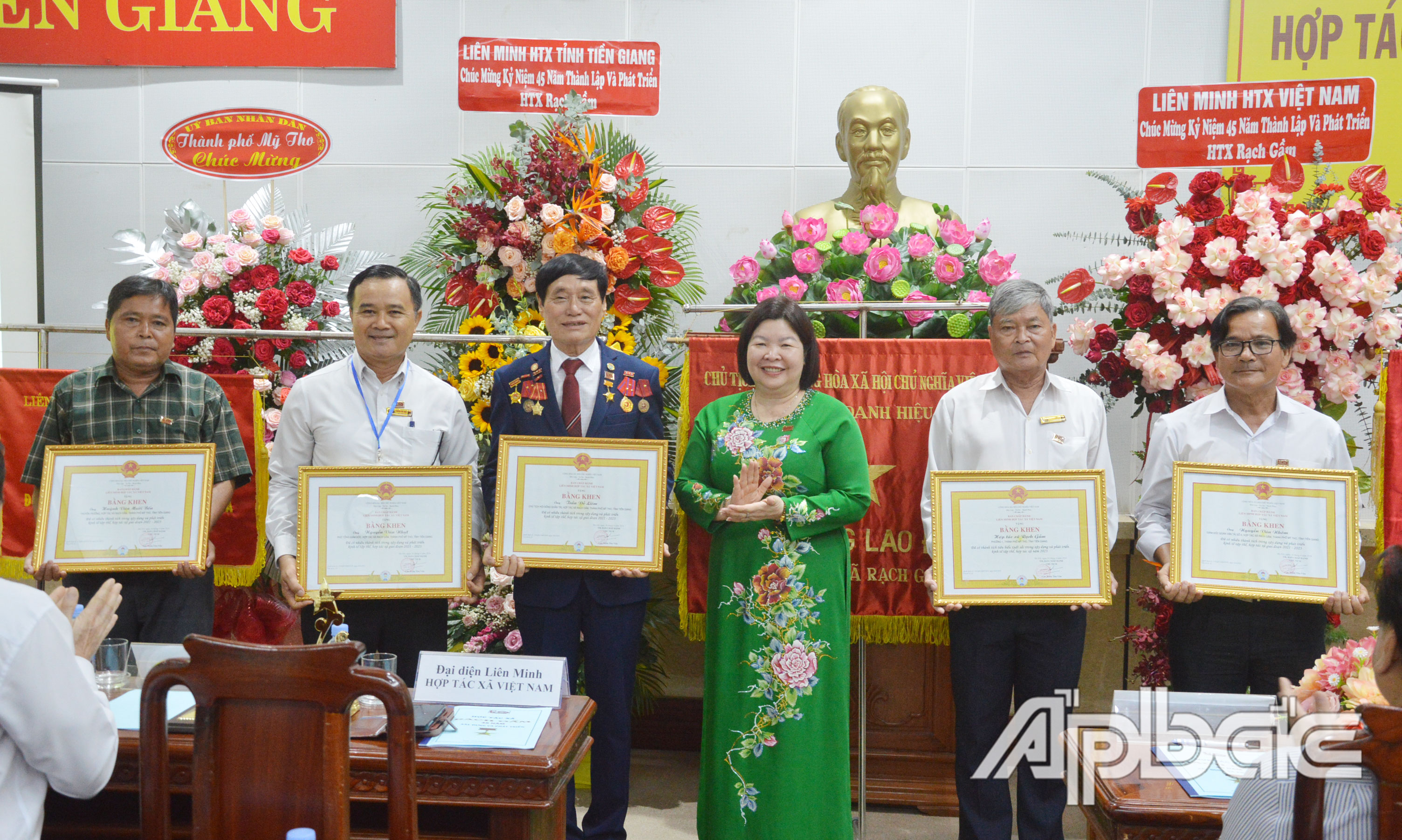 Đồng chí Cao Xuân Thu Vân tặng Bằng khen cho HTX Rạch Gầm và các cá nhân.