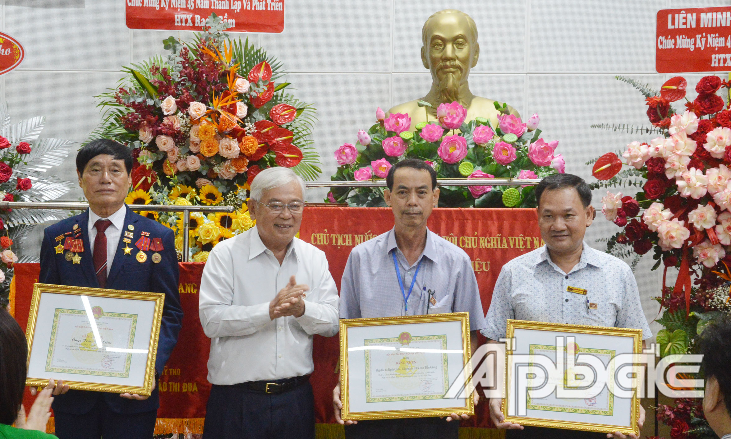 Hội Vận tải Thủy nội địa Việt Nam tặng Bằng khen cho HTX Rạch Gầm và Phân Hội Vận tải thủy nội địa Rạch Gầm và 2 cá nhân.