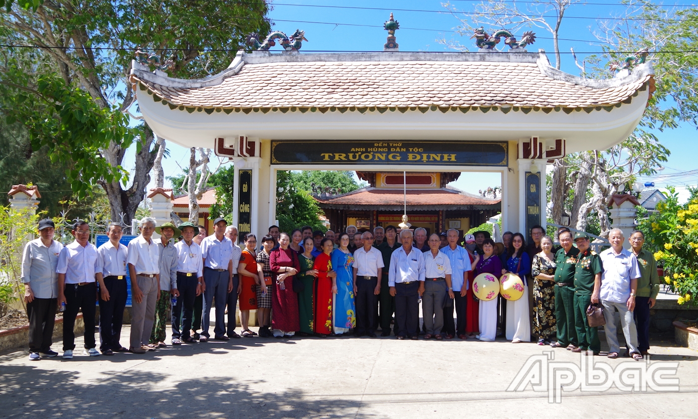 Các cựu chiến binh của Tiểu đoàn 283 chụp ảnh lưu niệm tại khu Di tích đền thờ Anh hùng dân tộc Trương Định