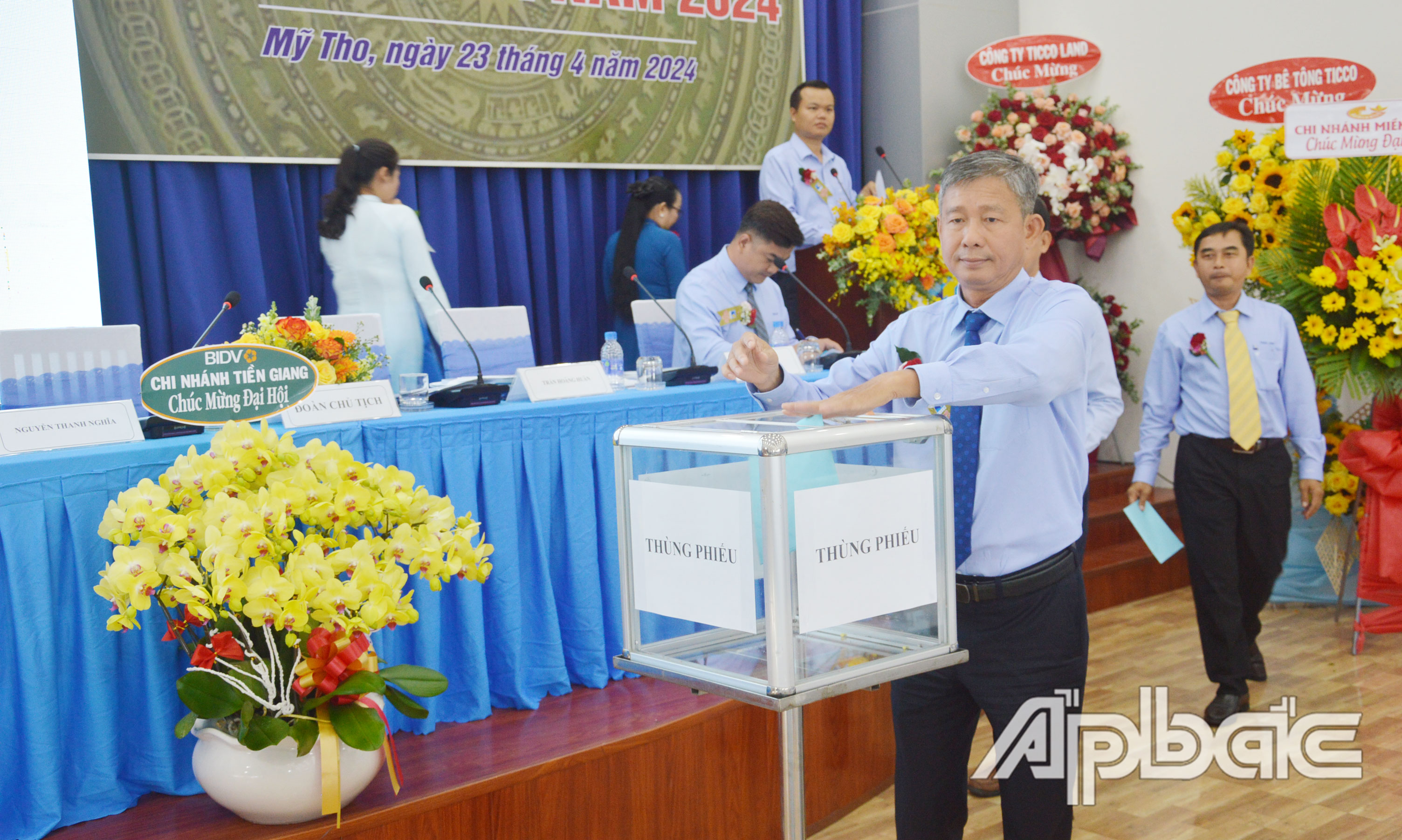 Các cổ đông bỏ phiếu thông qua các tờ trình.