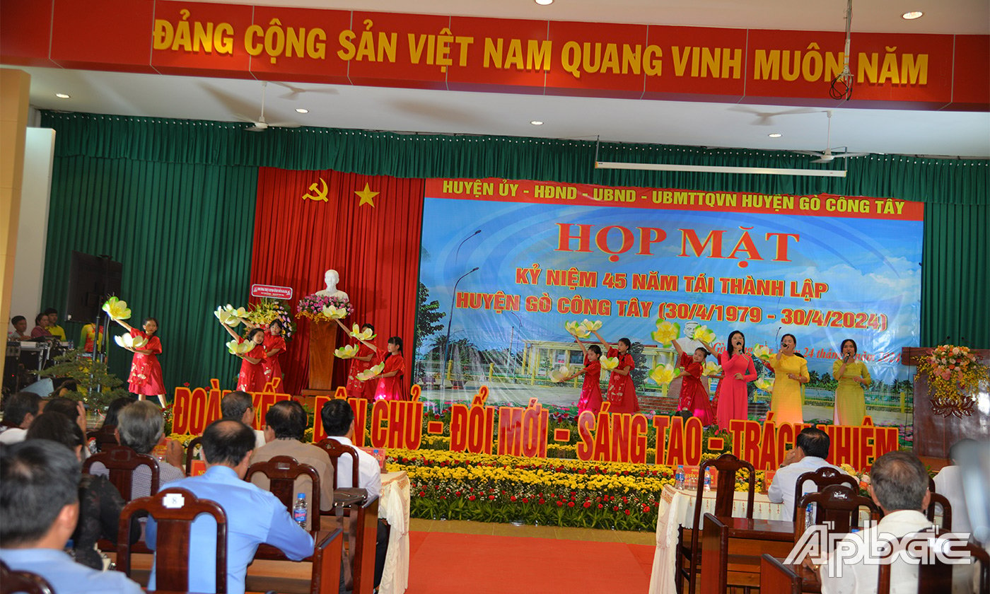 Văn nghệ chào mừng