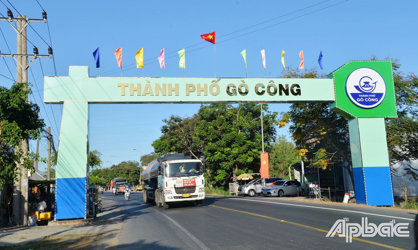 Cổng chào TX. Gò Công vừa được thay mới bằng TP. Gò Công.