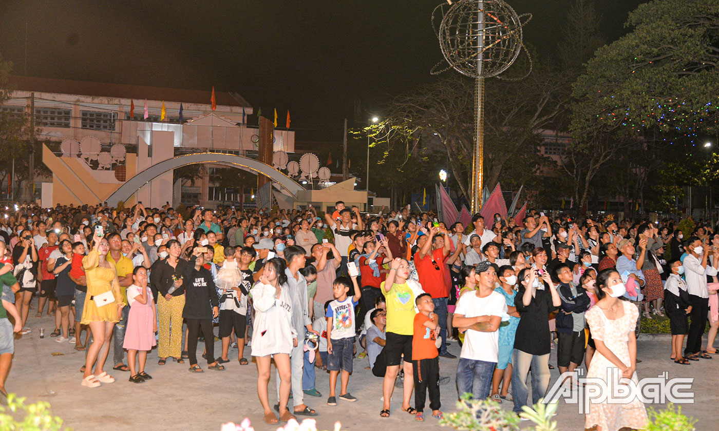 Màn bắn pháo hoa nghệ thuật dài 15 phút thu hút nhân dân TP. Gò Công.