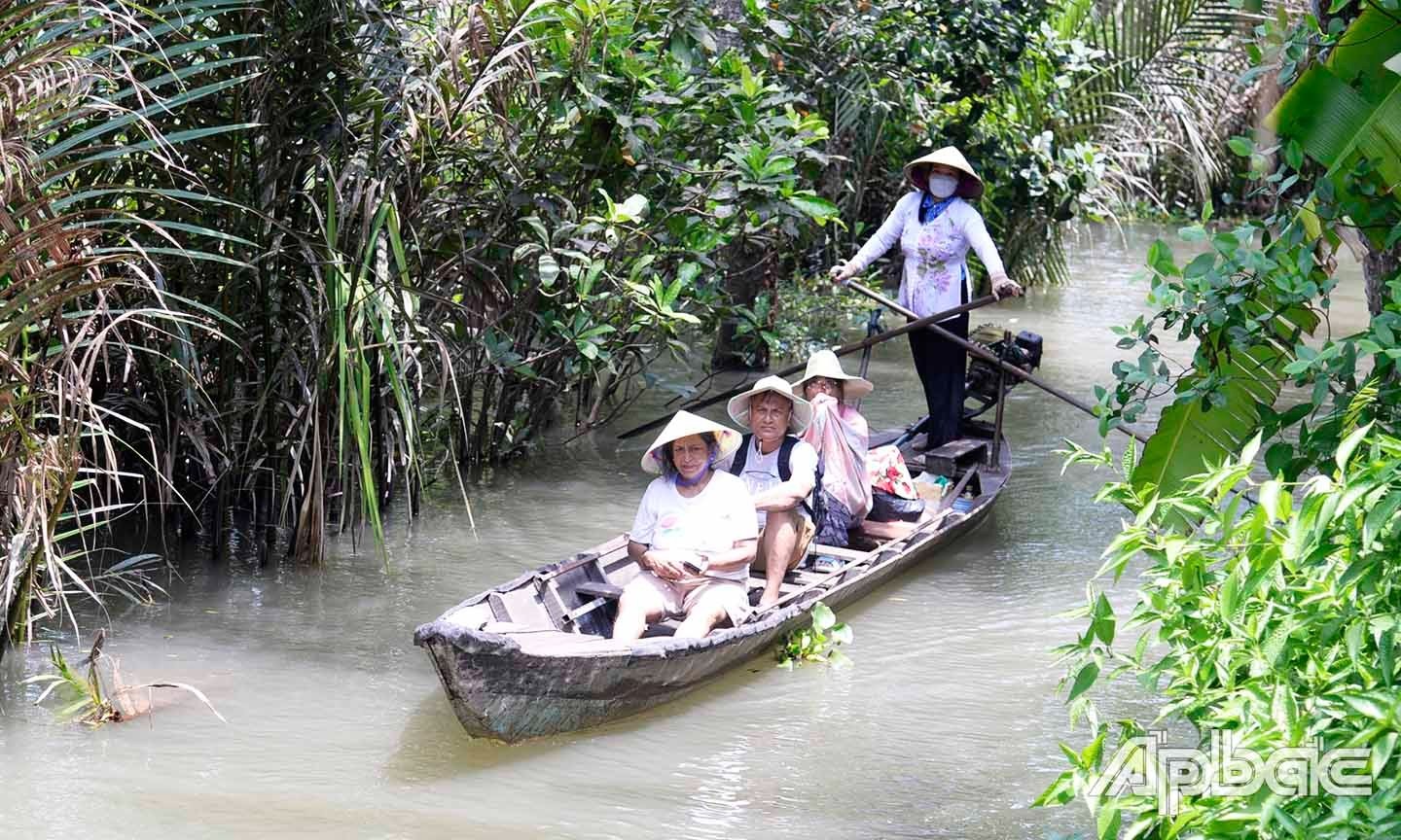 Trải nghiệm đi xuồng và đi xe đạp giữa các vườn trái cây rợp bóng mát là trải nghiệm thú vị ở cù lao Tân Phong.