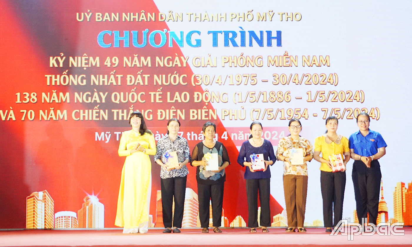 Ban Tổ chức trao tặng những phần quà đến các cô chú Cựu chiến binh và thân nhân các liệt sĩ đã từng tham gia kháng chiến giành độc lập, tự do cho tổ quốc. 