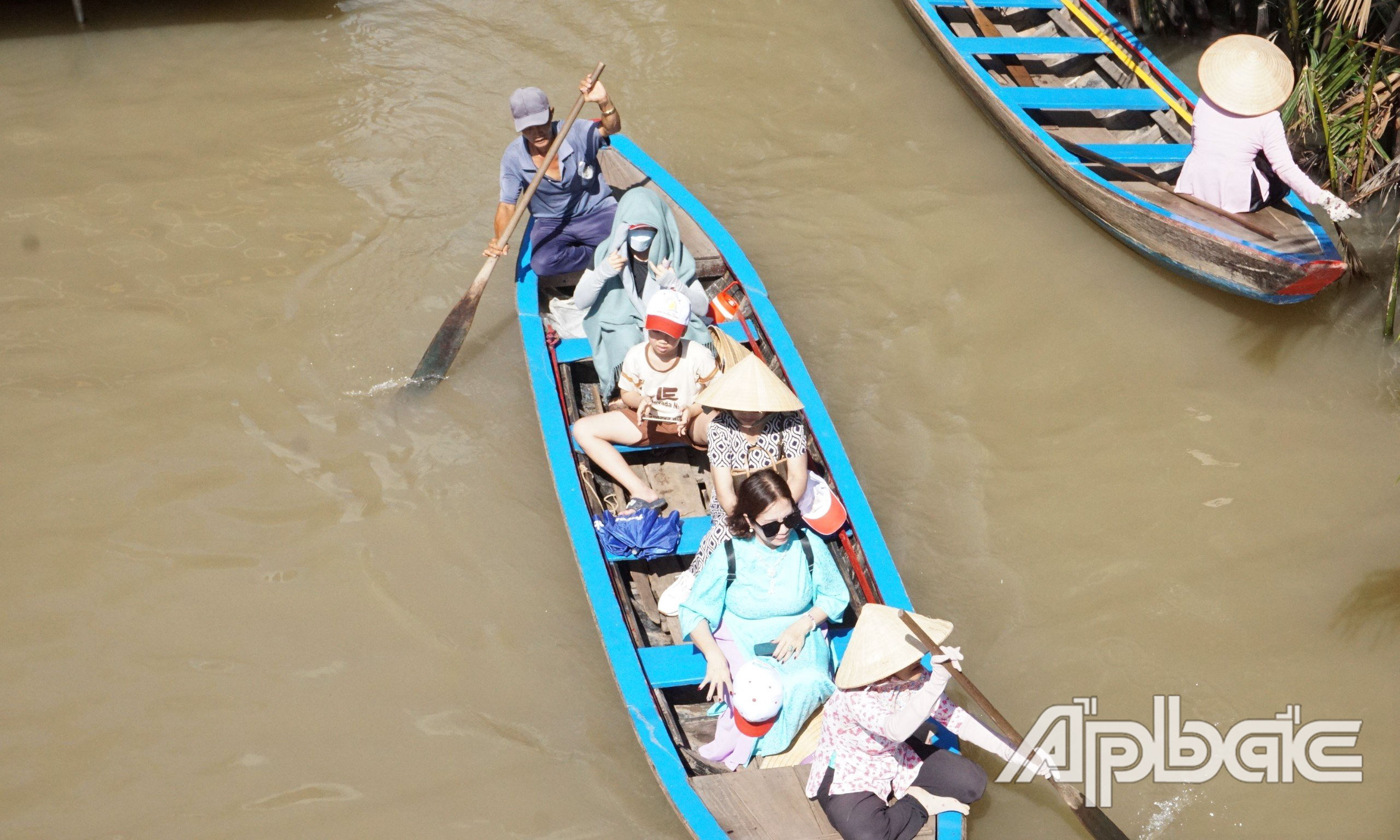 Du khách trải nghiệm đi đò chèo trên các con kinh rợp bóng dừa nước của cù lao Tân Phong.