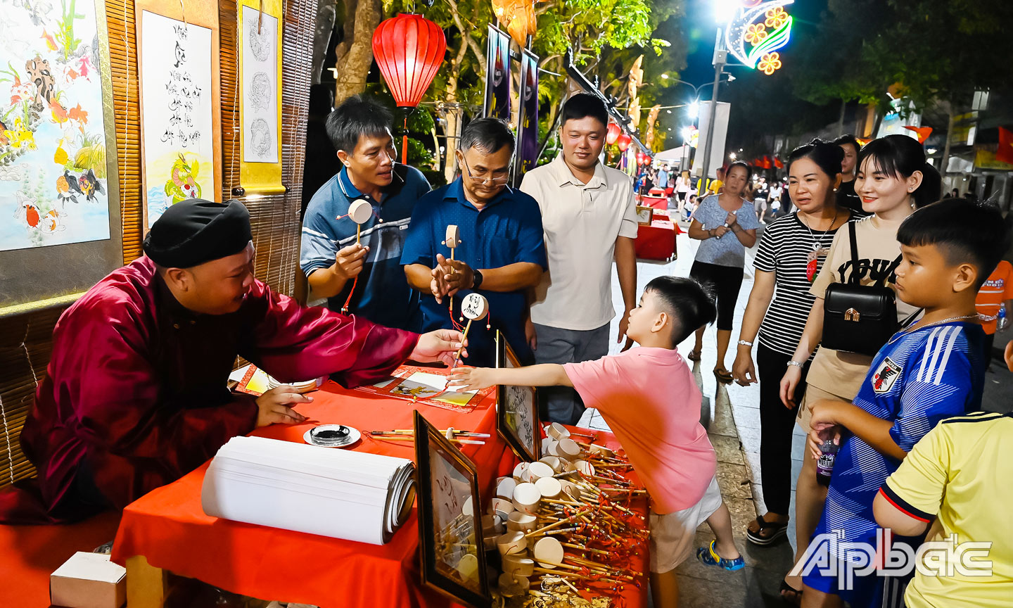 Nhiều người và trẻ em thích thú với các gian hàng lưu niệm.