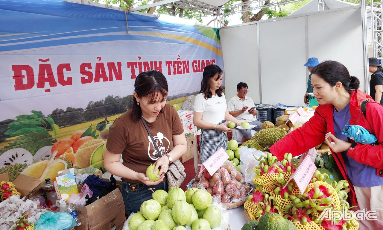 Gian hàng đặc sản Tiền Giang trưng bày tại hội chợ.