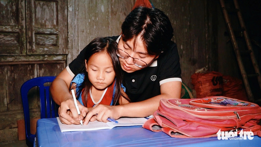 Sùng A Hồng vượt cổng trời Mường Lát đi học đại học ngành tiếng Anh - Ảnh 2.