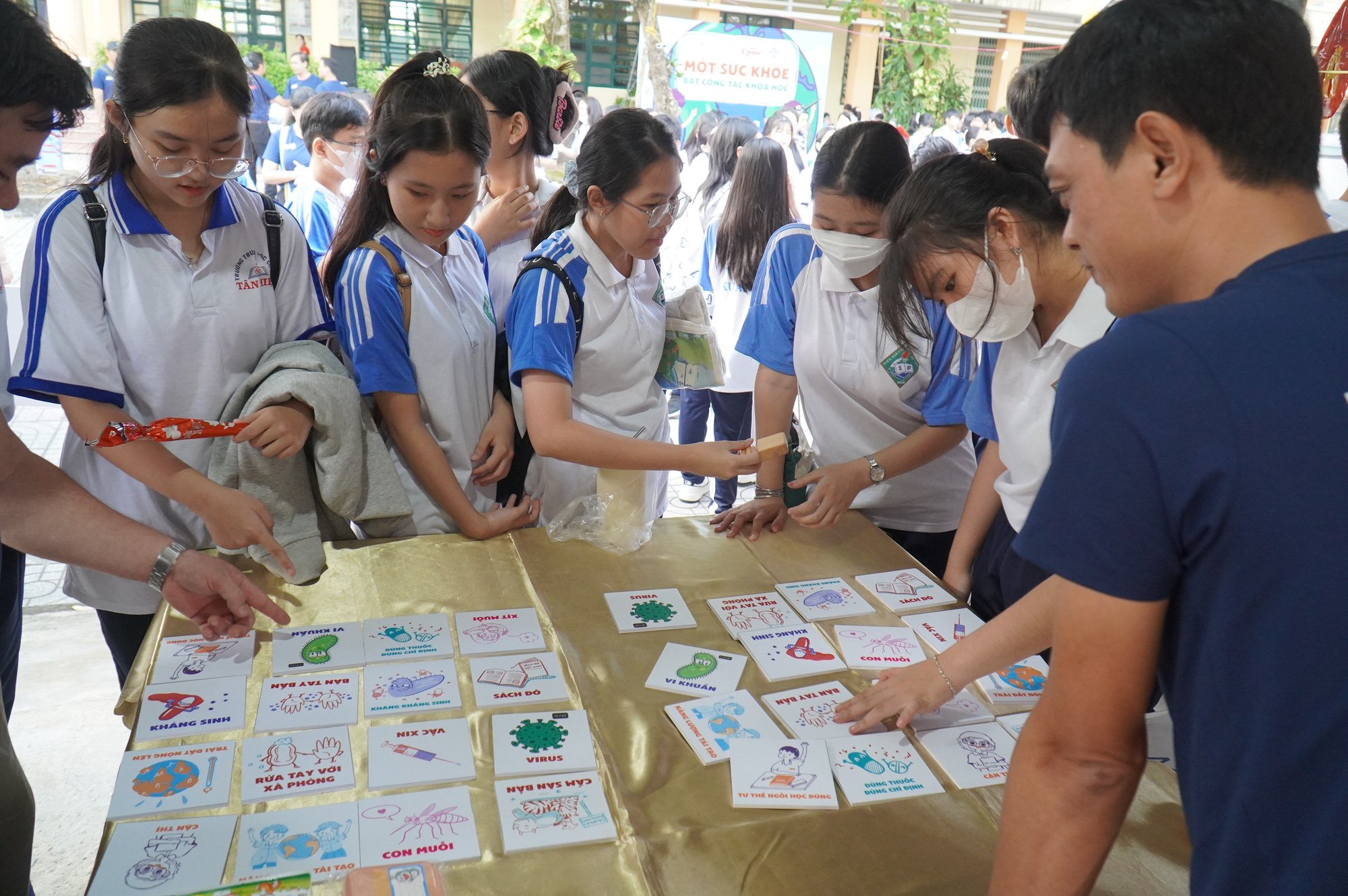 500 học sinh hóa thân thành muỗi trong ngày hội khoa học - Ảnh 2.