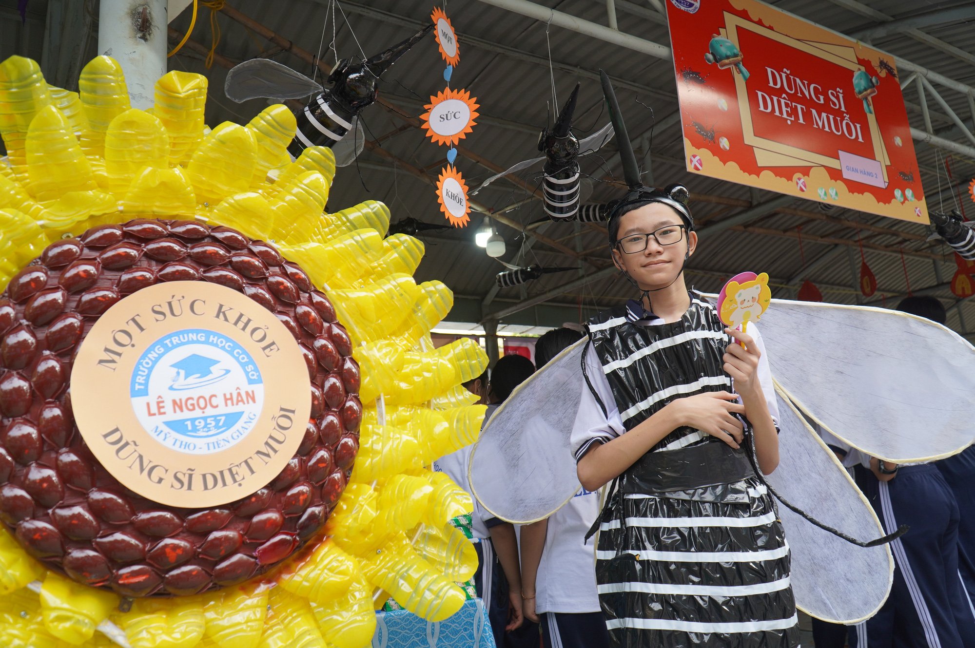 500 học sinh hóa thân thành muỗi trong ngày hội khoa học - Ảnh 1.