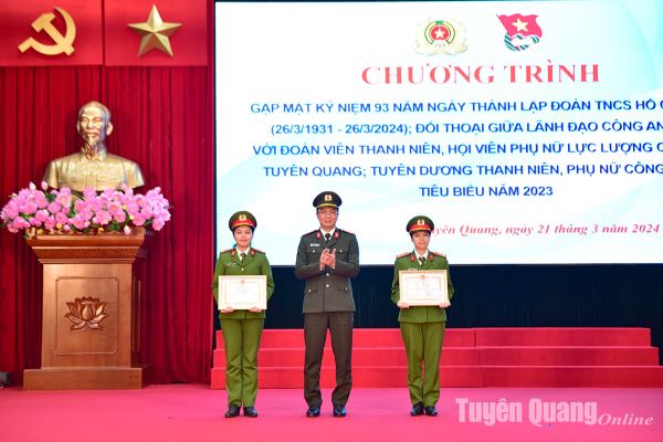 La policía de Tuyen Quang elogió y felicitó a 24 jóvenes...