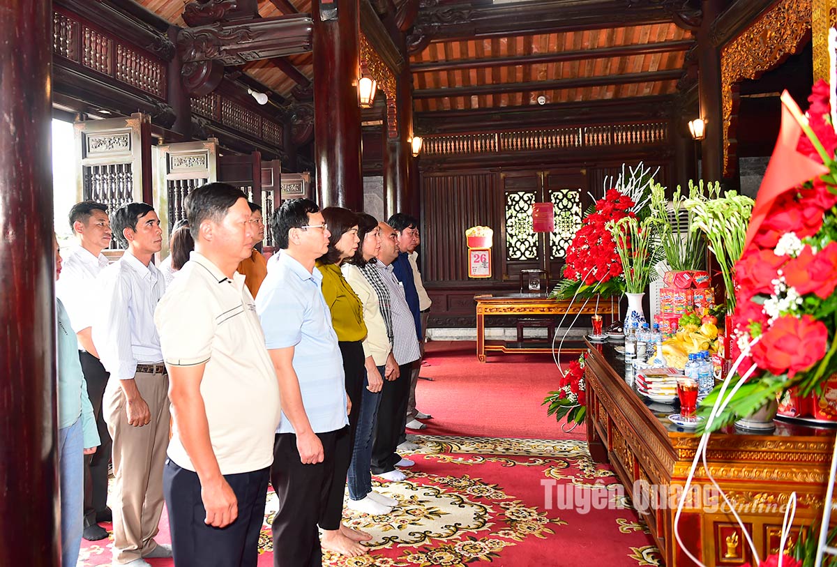 គណៈប្រតិភូខេត្ត Binh Phuoc អុជធូបនៅព្រះវិហារ ...