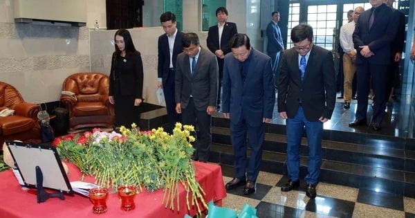 El viceprimer ministro Tran Hong Ha escribe en el libro de condolencias en...