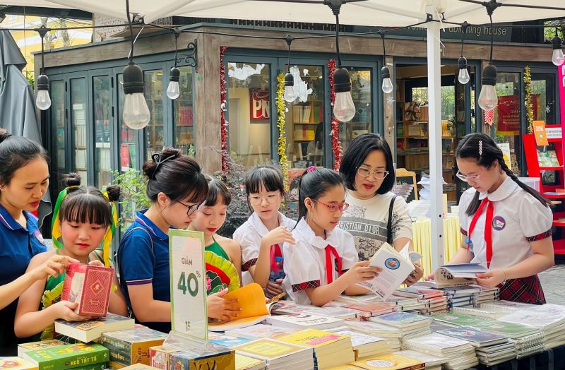 กิจกรรมชุดตอบสนองต่อวันหนังสือและวัฒนธรรมการอ่านที่ถนนหนังสือฮานอย