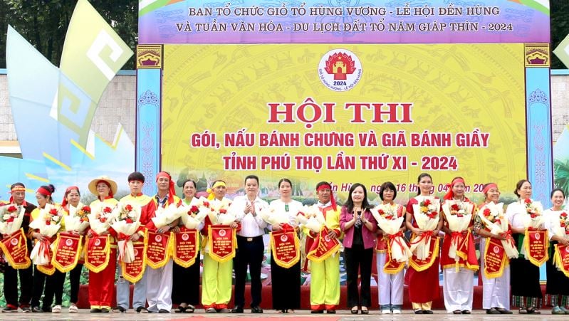 XI Concurso de "Envoltura, preparación de banh chung y machacado de banh giay" de la provincia de Phu Tho en 2024