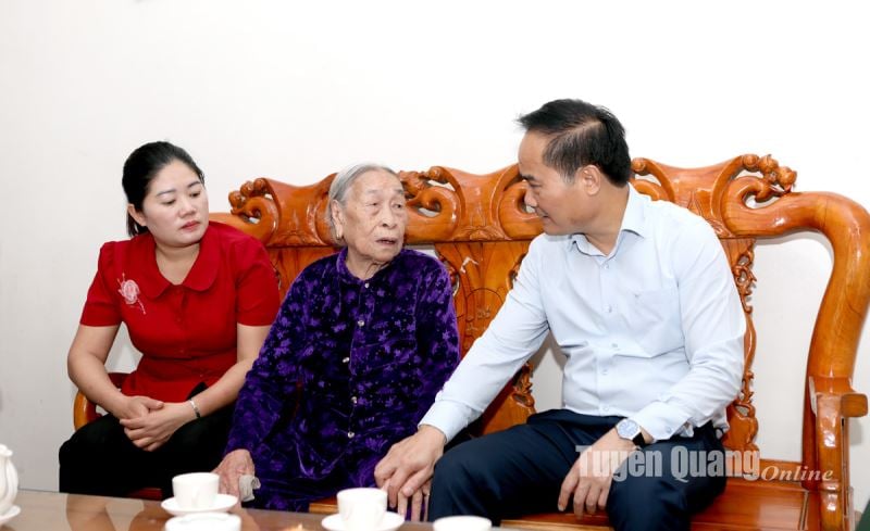 Vice Chairman of the Provincial People's Committee Hoang Viet Phuong visited and presented gifts to veterans and former youth volunteers who participated in the Dien Bien Phu campaign.