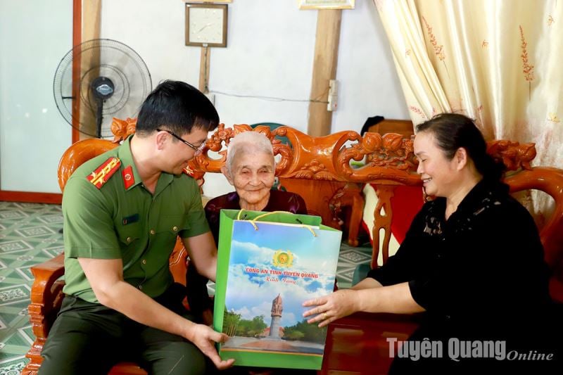 Giám đốc Công an tỉnh Phạm Kim Đĩnh thăm hỏi, tặng quà chiến sỹ Điện Biên huyện Hàm Yên