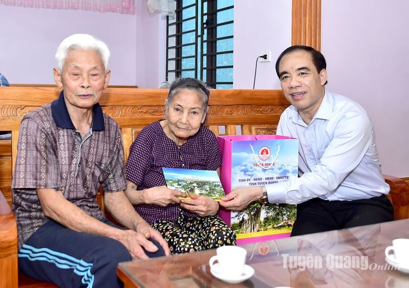 Provincial Party Secretary Chau Van Lam visited and presented gifts to Dien Bien soldiers