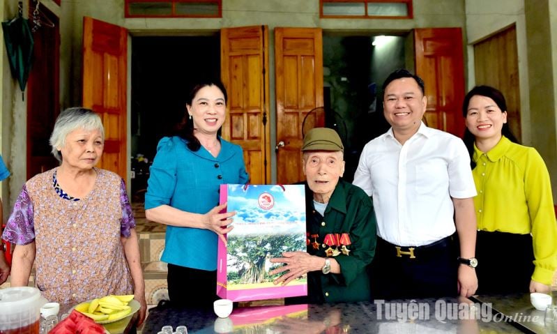 Đồng chí Lê Thị Kim Dung, Phó Bí thư Thường trực Tỉnh ủy, Chủ tịch HĐND tỉnh thăm, tặng quà chiến sĩ Điện Biên