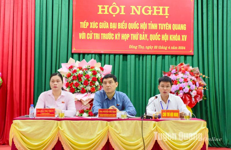 El presidente del Comité de Cultura y Educación de la Asamblea Nacional, Nguyen Dac Vinh, se reunió con los votantes del distrito de Son Duong.